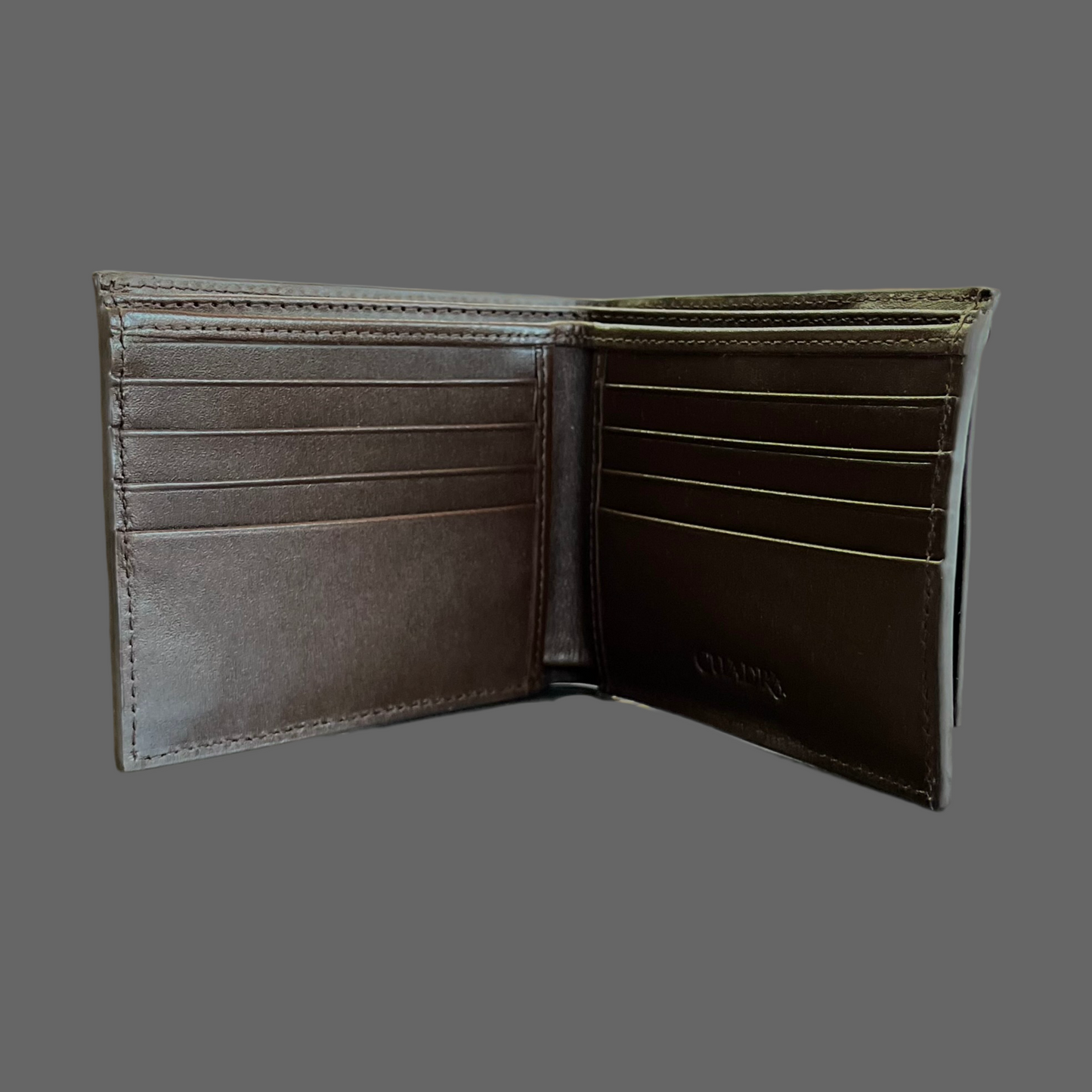 Cartera Cuadra café con diseño de rombos y logotipo